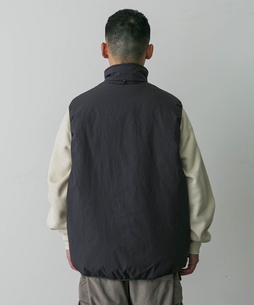 URBAN RESEARCH DOORS(アーバンリサーチドアーズ)の「URDリップストップナイロン中綿ベスト(ダウンベスト・メンズ・ブラック/グリーン系その他/チャコールグレー・MEDIUM/LARGE)」の21枚目の写真