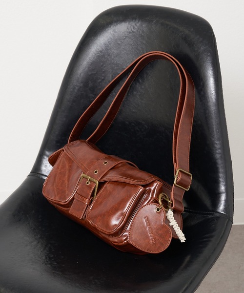 RAY CASSIN（レイカズン）の「チャーム付ショルダーバッグ（ショルダーバッグ・レディース・キャメル/ブラウン/レッド・FREE）」の2枚目の写真