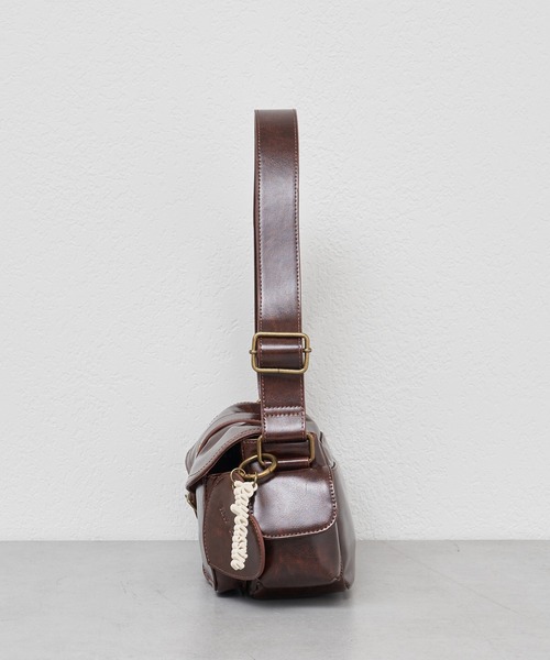 RAY CASSIN（レイカズン）の「チャーム付ショルダーバッグ（ショルダーバッグ・レディース・キャメル/ブラウン/レッド・FREE）」の5枚目の写真