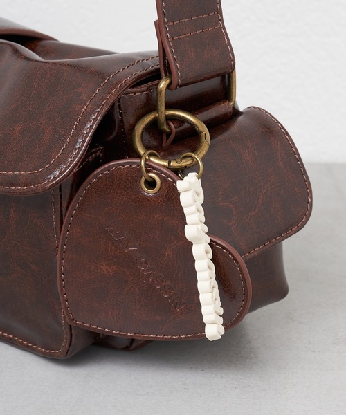 RAY CASSIN（レイカズン）の「チャーム付ショルダーバッグ（ショルダーバッグ・レディース・キャメル/ブラウン/レッド・FREE）」の6枚目の写真