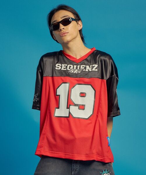 SEQUENZ（シークエンズ）の「【SEQUENZ（シークエンズ）】SQNZ FOOTBALL CLUB T-SHIRTS / ゲームシャツ 半袖 ブロークコア Vネック 刺繍（Tシャツ/カットソー・メンズ・ブラック/カーキ/レッド/ネイビー・SMALL/MEDIUM/LARGE）」の4枚目の写真
