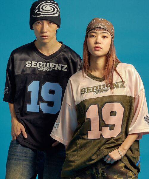 SEQUENZ（シークエンズ）の「【SEQUENZ（シークエンズ）】SQNZ FOOTBALL CLUB T-SHIRTS / ゲームシャツ 半袖 ブロークコア Vネック 刺繍（Tシャツ/カットソー・メンズ・ブラック/カーキ/レッド/ネイビー・SMALL/MEDIUM/LARGE）」の2枚目の写真