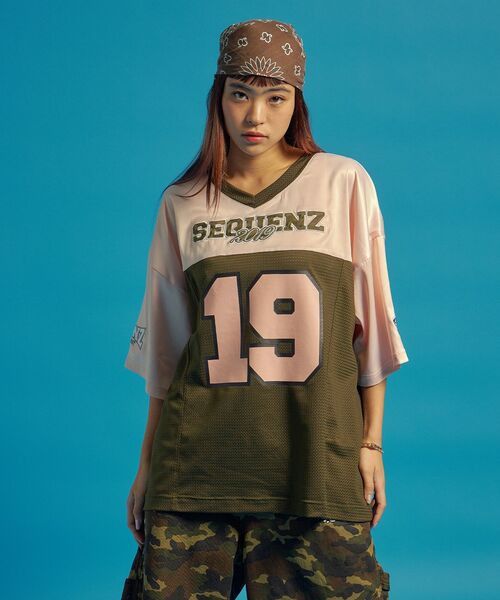 SEQUENZ（シークエンズ）の「【SEQUENZ（シークエンズ）】SQNZ FOOTBALL CLUB T-SHIRTS / ゲームシャツ 半袖 ブロークコア Vネック 刺繍（Tシャツ/カットソー・メンズ・ブラック/カーキ/レッド/ネイビー・SMALL/MEDIUM/LARGE）」の9枚目の写真