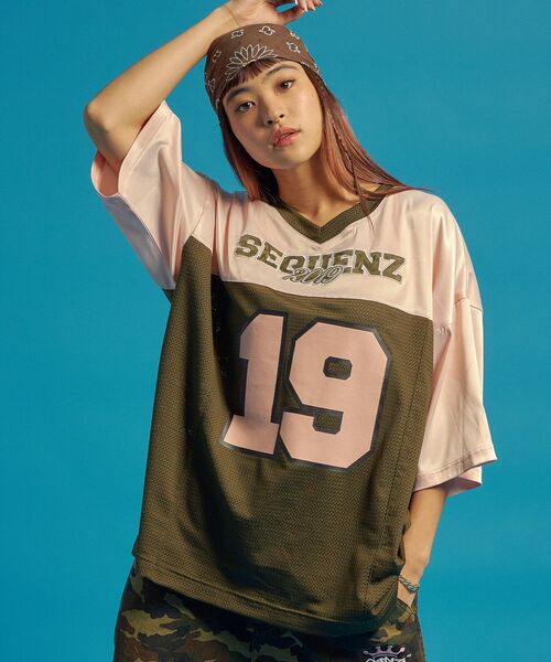 SEQUENZ（シークエンズ）の「【SEQUENZ（シークエンズ）】SQNZ FOOTBALL CLUB T-SHIRTS / ゲームシャツ 半袖 ブロークコア Vネック 刺繍（Tシャツ/カットソー・メンズ・ブラック/カーキ/レッド/ネイビー・SMALL/MEDIUM/LARGE）」の11枚目の写真