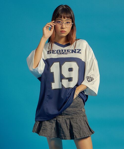 SEQUENZ（シークエンズ）の「【SEQUENZ（シークエンズ）】SQNZ FOOTBALL CLUB T-SHIRTS / ゲームシャツ 半袖 ブロークコア Vネック 刺繍（Tシャツ/カットソー・メンズ・ブラック/カーキ/レッド/ネイビー・SMALL/MEDIUM/LARGE）」の17枚目の写真