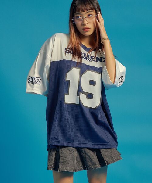 SEQUENZ（シークエンズ）の「【SEQUENZ（シークエンズ）】SQNZ FOOTBALL CLUB T-SHIRTS / ゲームシャツ 半袖 ブロークコア Vネック 刺繍（Tシャツ/カットソー・メンズ・ブラック/カーキ/レッド/ネイビー・SMALL/MEDIUM/LARGE）」の19枚目の写真
