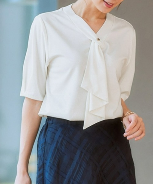 7days Life Styling(セブンデイズライフスタイリング)の「ブラウス見え シルケットポンチフリルタイVネック5分袖トップス(Tシャツ/カットソー・レディース・グレイッシュベージュ/ブラック/サックスブルー/オフホワイト/チャコール/ブルーグレー・S/M/L/LL/3L/4L/5L/6L)」の1枚目の写真