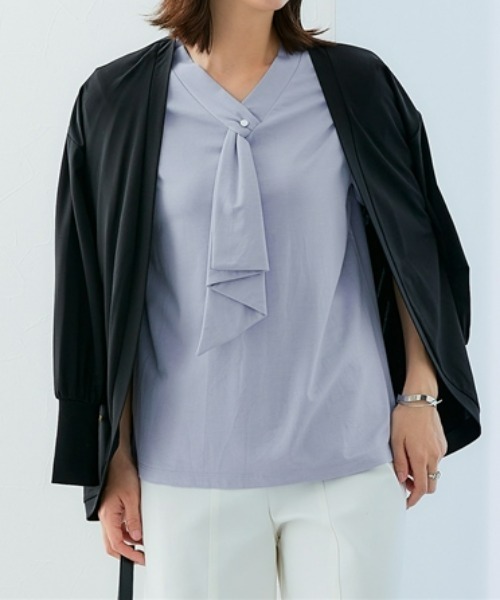7days Life Styling(セブンデイズライフスタイリング)の「ブラウス見え シルケットポンチフリルタイVネック5分袖トップス(Tシャツ/カットソー・レディース・グレイッシュベージュ/ブラック/サックスブルー/オフホワイト/チャコール/ブルーグレー・S/M/L/LL/3L/4L/5L/6L)」の6枚目の写真