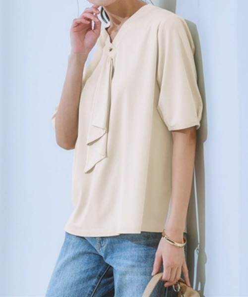 7days Life Styling(セブンデイズライフスタイリング)の「ブラウス見え シルケットポンチフリルタイVネック5分袖トップス(Tシャツ/カットソー・レディース・グレイッシュベージュ/ブラック/サックスブルー/オフホワイト/チャコール/ブルーグレー・S/M/L/LL/3L/4L/5L/6L)」の5枚目の写真