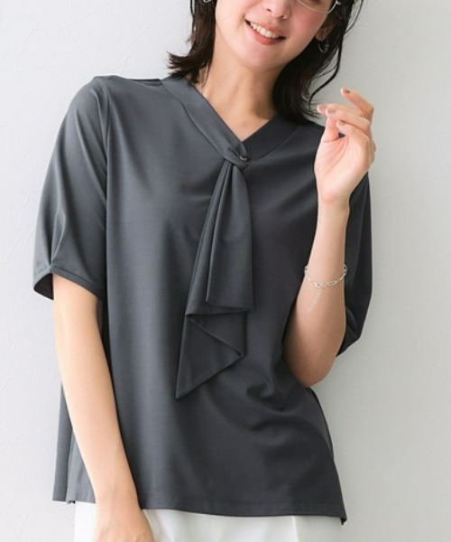 7days Life Styling(セブンデイズライフスタイリング)の「ブラウス見え シルケットポンチフリルタイVネック5分袖トップス(Tシャツ/カットソー・レディース・グレイッシュベージュ/ブラック/サックスブルー/オフホワイト/チャコール/ブルーグレー・S/M/L/LL/3L/4L/5L/6L)」の4枚目の写真
