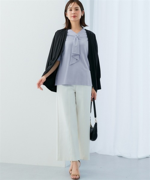 7days Life Styling(セブンデイズライフスタイリング)の「ブラウス見え シルケットポンチフリルタイVネック5分袖トップス(Tシャツ/カットソー・レディース・グレイッシュベージュ/ブラック/サックスブルー/オフホワイト/チャコール/ブルーグレー・S/M/L/LL/3L/4L/5L/6L)」の22枚目の写真