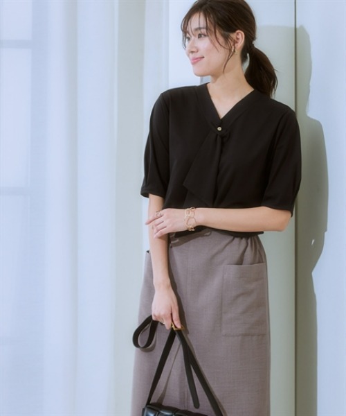 7days Life Styling(セブンデイズライフスタイリング)の「ブラウス見え シルケットポンチフリルタイVネック5分袖トップス(Tシャツ/カットソー・レディース・グレイッシュベージュ/ブラック/サックスブルー/オフホワイト/チャコール/ブルーグレー・S/M/L/LL/3L/4L/5L/6L)」の14枚目の写真