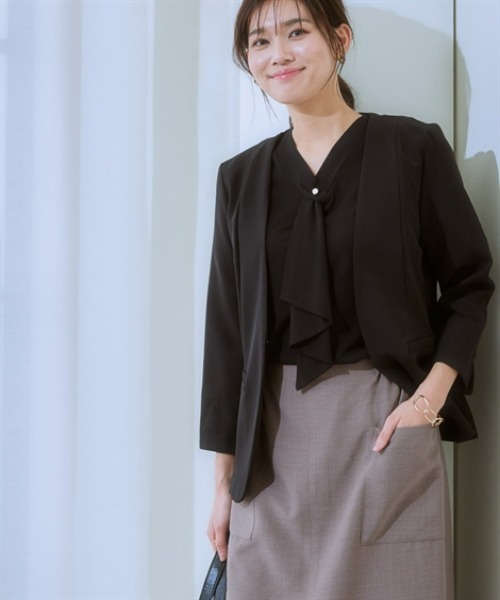 7days Life Styling(セブンデイズライフスタイリング)の「ブラウス見え シルケットポンチフリルタイVネック5分袖トップス(Tシャツ/カットソー・レディース・グレイッシュベージュ/ブラック/サックスブルー/オフホワイト/チャコール/ブルーグレー・S/M/L/LL/3L/4L/5L/6L)」の15枚目の写真
