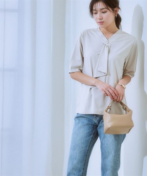 7days Life Styling(セブンデイズライフスタイリング)の「ブラウス見え シルケットポンチフリルタイVネック5分袖トップス(Tシャツ/カットソー・レディース・グレイッシュベージュ/ブラック/サックスブルー/オフホワイト/チャコール/ブルーグレー・S/M/L/LL/3L/4L/5L/6L)」の17枚目の写真
