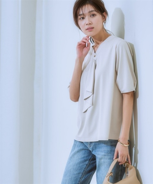 7days Life Styling(セブンデイズライフスタイリング)の「ブラウス見え シルケットポンチフリルタイVネック5分袖トップス(Tシャツ/カットソー・レディース・グレイッシュベージュ/ブラック/サックスブルー/オフホワイト/チャコール/ブルーグレー・S/M/L/LL/3L/4L/5L/6L)」の18枚目の写真