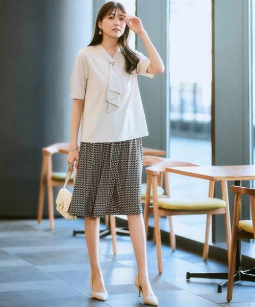 7days Life Styling(セブンデイズライフスタイリング)の「ブラウス見え シルケットポンチフリルタイVネック5分袖トップス(Tシャツ/カットソー・レディース・グレイッシュベージュ/ブラック/サックスブルー/オフホワイト/チャコール/ブルーグレー・S/M/L/LL/3L/4L/5L/6L)」の20枚目の写真