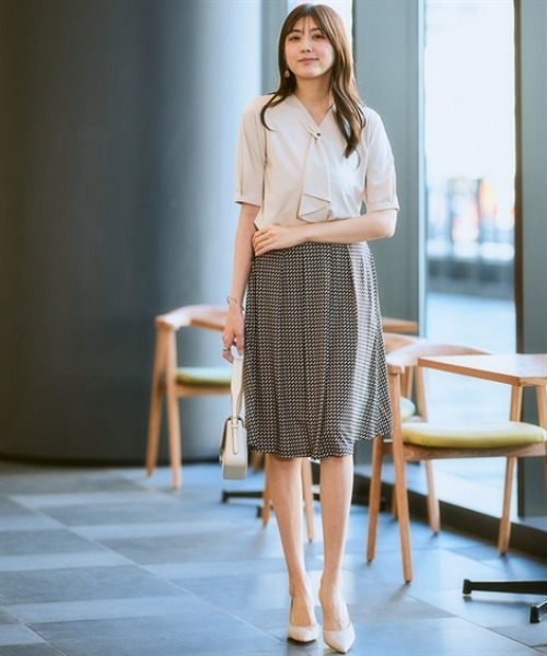 7days Life Styling(セブンデイズライフスタイリング)の「ブラウス見え シルケットポンチフリルタイVネック5分袖トップス(Tシャツ/カットソー・レディース・グレイッシュベージュ/ブラック/サックスブルー/オフホワイト/チャコール/ブルーグレー・S/M/L/LL/3L/4L/5L/6L)」の21枚目の写真