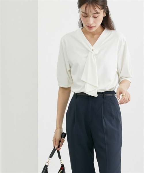 7days Life Styling(セブンデイズライフスタイリング)の「ブラウス見え シルケットポンチフリルタイVネック5分袖トップス(Tシャツ/カットソー・レディース・グレイッシュベージュ/ブラック/サックスブルー/オフホワイト/チャコール/ブルーグレー・S/M/L/LL/3L/4L/5L/6L)」の8枚目の写真