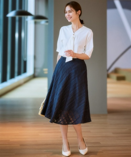 7days Life Styling(セブンデイズライフスタイリング)の「ブラウス見え シルケットポンチフリルタイVネック5分袖トップス(Tシャツ/カットソー・レディース・グレイッシュベージュ/ブラック/サックスブルー/オフホワイト/チャコール/ブルーグレー・S/M/L/LL/3L/4L/5L/6L)」の7枚目の写真