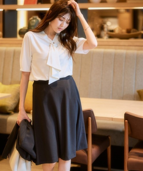 7days Life Styling(セブンデイズライフスタイリング)の「ブラウス見え シルケットポンチフリルタイVネック5分袖トップス(Tシャツ/カットソー・レディース・グレイッシュベージュ/ブラック/サックスブルー/オフホワイト/チャコール/ブルーグレー・S/M/L/LL/3L/4L/5L/6L)」の12枚目の写真