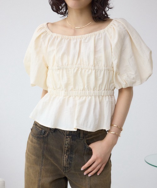 AZUL by moussy（アズールバイマウジー）の「パフショルダー2WAYブラウス（シャツ/ブラウス・レディース・ブラック/アイボリー/レッド・FREE）」の2枚目の写真