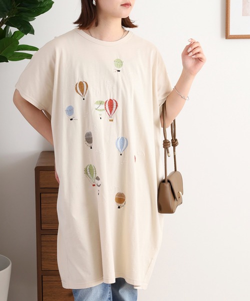 Emago(イマゴ)の「EMAGO 気球刺繍ドルマンチュニック(Tシャツ/カットソー・レディース・ネイビー/アイボリー/ホワイト×ブルー・FREE)」の2枚目の写真