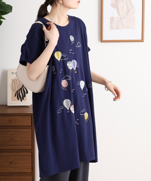 Emago(イマゴ)の「EMAGO 気球刺繍ドルマンチュニック(Tシャツ/カットソー・レディース・ネイビー/アイボリー/ホワイト×ブルー・FREE)」の5枚目の写真