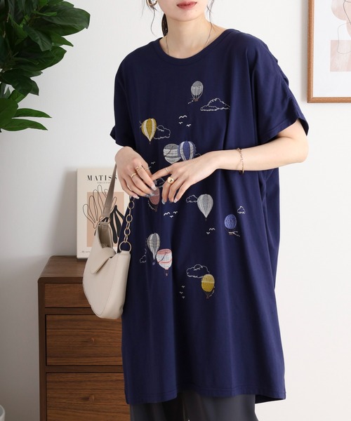 Emago(イマゴ)の「EMAGO 気球刺繍ドルマンチュニック(Tシャツ/カットソー・レディース・ネイビー/アイボリー/ホワイト×ブルー・FREE)」の4枚目の写真