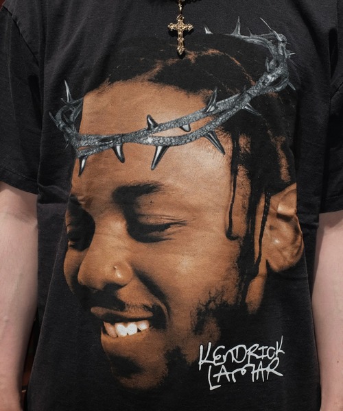 THRIFTY LOOK(スリフティールック)の「THRIFTY LOOK スリフティルック / THRIFTY"KENDRICK LAMAR"TEE ケンドリック・ラマー(Tシャツ/カットソー・メンズ・ブラック系1/ブラック/ブラック系2・MEDIUM/LARGE/X-LARGE)」の15枚目の写真