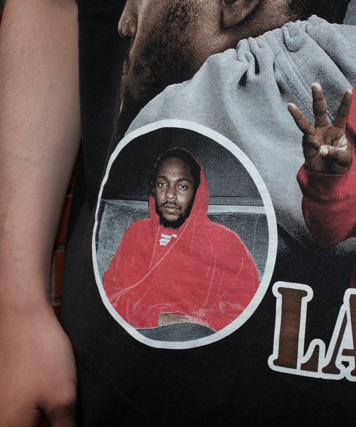 THRIFTY LOOK(スリフティールック)の「THRIFTY LOOK スリフティルック / THRIFTY"KENDRICK LAMAR"TEE ケンドリック・ラマー(Tシャツ/カットソー・メンズ・ブラック系1/ブラック/ブラック系2・MEDIUM/LARGE/X-LARGE)」の7枚目の写真