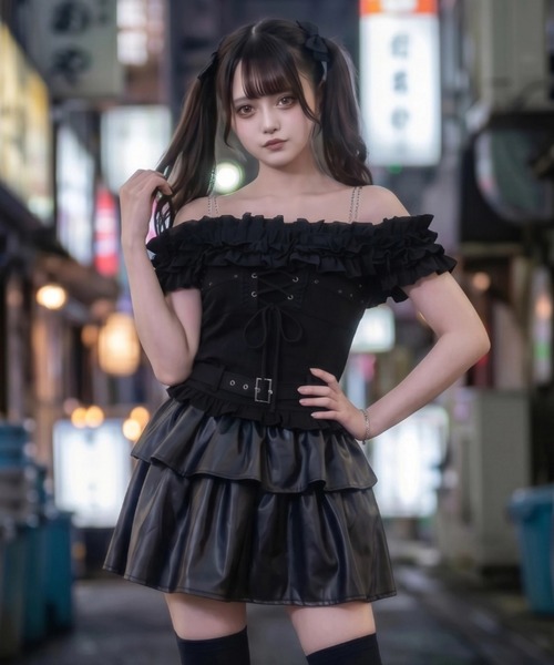 ililil(イルイルイル)の「『ililil/イルイルイル』【地雷ちゃんのあざとレースアップ2wayオフショルトップス】(Tシャツ/カットソー・レディース・ブラック・FREE)」の1枚目の写真
