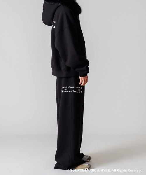 LE SSERAFIM フード付きクロップドスウェット 黒 LE SSERAFIM × ZOZOTOWN SWEAT（スウェット）｜ZOZO（ゾゾ）の
