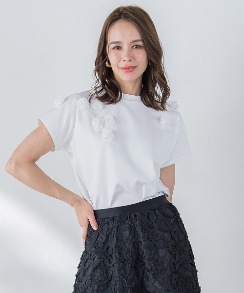 Viaggio Blu(ビアッジョブルー)の「フラワーモチーフカットソー≪手洗い可能≫(Tシャツ/カットソー・レディース・ホワイト/ブラック・M/S/L)」の1枚目の写真