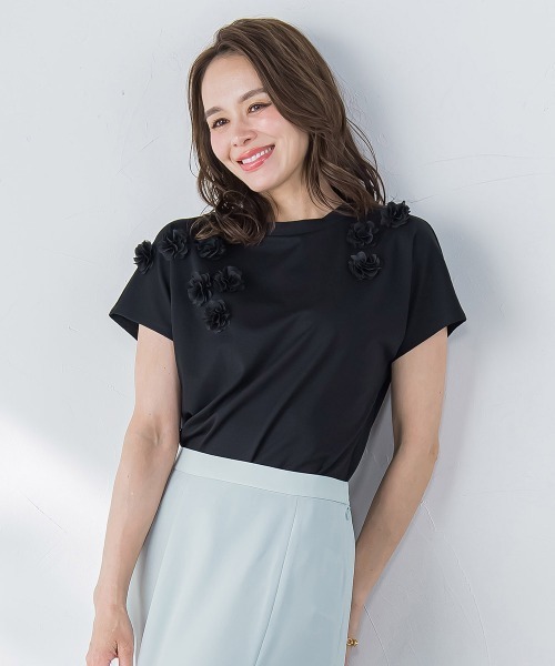 Viaggio Blu(ビアッジョブルー)の「フラワーモチーフカットソー≪手洗い可能≫(Tシャツ/カットソー・レディース・ホワイト/ブラック・M/S/L)」の2枚目の写真