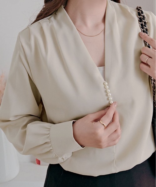 kirakiraShop(キラキラショップ)の「パール Vネック ブラウス(シャツ/ブラウス・レディース・モカ/ベージュ/ピンクベージュ/オフホワイト/ブルー・M/L)」の3枚目の写真