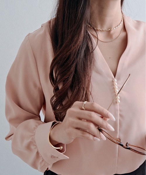 kirakiraShop(キラキラショップ)の「パール Vネック ブラウス(シャツ/ブラウス・レディース・モカ/ベージュ/ピンクベージュ/オフホワイト/ブルー・M/L)」の5枚目の写真
