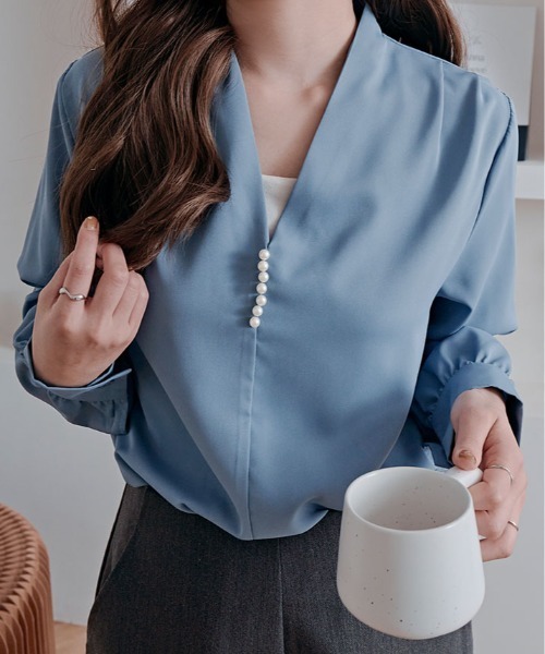 kirakiraShop(キラキラショップ)の「パール Vネック ブラウス(シャツ/ブラウス・レディース・モカ/ベージュ/ピンクベージュ/オフホワイト/ブルー・M/L)」の4枚目の写真