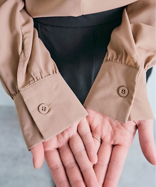 kirakiraShop(キラキラショップ)の「パール Vネック ブラウス(シャツ/ブラウス・レディース・モカ/ベージュ/ピンクベージュ/オフホワイト/ブルー・M/L)」の11枚目の写真