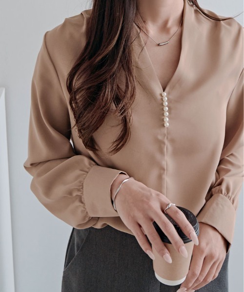 kirakiraShop(キラキラショップ)の「パール Vネック ブラウス(シャツ/ブラウス・レディース・モカ/ベージュ/ピンクベージュ/オフホワイト/ブルー・M/L)」の19枚目の写真
