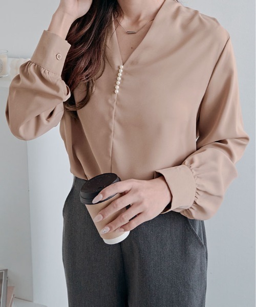 kirakiraShop(キラキラショップ)の「パール Vネック ブラウス(シャツ/ブラウス・レディース・モカ/ベージュ/ピンクベージュ/オフホワイト/ブルー・M/L)」の20枚目の写真