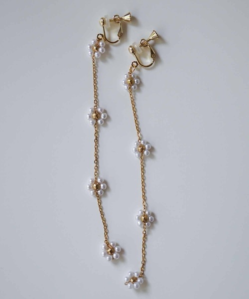 CERCA（チェルカ）の「saran jewelry/4つのお花 スーパーロング チェーン イヤリング（イヤリング・レディース・ホワイト×シルバー/ホワイト×ゴールド・FREE）」の2枚目の写真