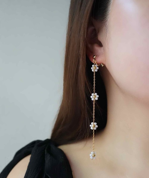 CERCA（チェルカ）の「saran jewelry/4つのお花 スーパーロング チェーン イヤリング（イヤリング・レディース・ホワイト×シルバー/ホワイト×ゴールド・FREE）」の3枚目の写真