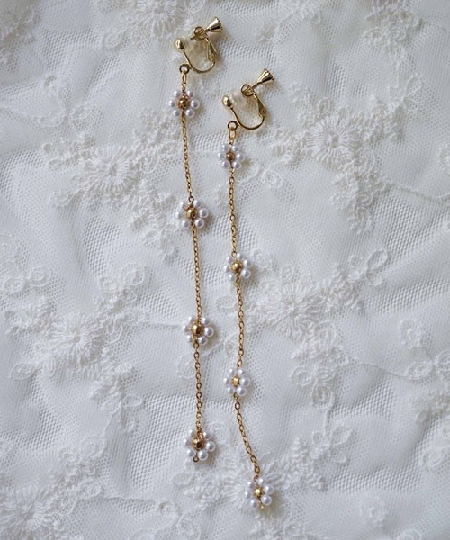 CERCA（チェルカ）の「saran jewelry/4つのお花 スーパーロング チェーン イヤリング（イヤリング・レディース・ホワイト×シルバー/ホワイト×ゴールド・FREE）」の4枚目の写真
