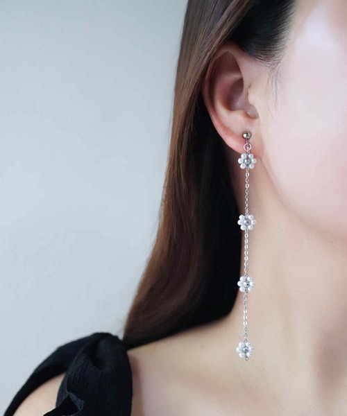 CERCA（チェルカ）の「saran jewelry/4つのお花 スーパーロング チェーン イヤリング（イヤリング・レディース・ホワイト×シルバー/ホワイト×ゴールド・FREE）」の5枚目の写真