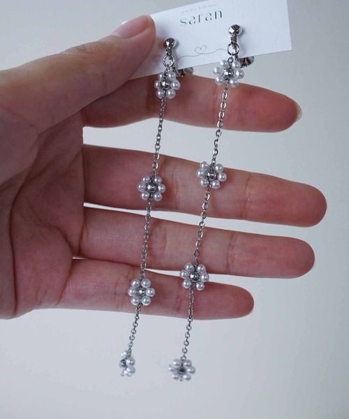 CERCA（チェルカ）の「saran jewelry/4つのお花 スーパーロング チェーン イヤリング（イヤリング・レディース・ホワイト×シルバー/ホワイト×ゴールド・FREE）」の6枚目の写真