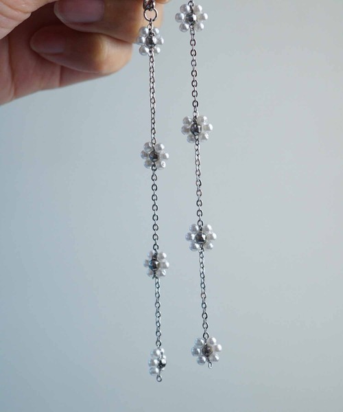 CERCA（チェルカ）の「saran jewelry/4つのお花 スーパーロング チェーン イヤリング（イヤリング・レディース・ホワイト×シルバー/ホワイト×ゴールド・FREE）」の7枚目の写真