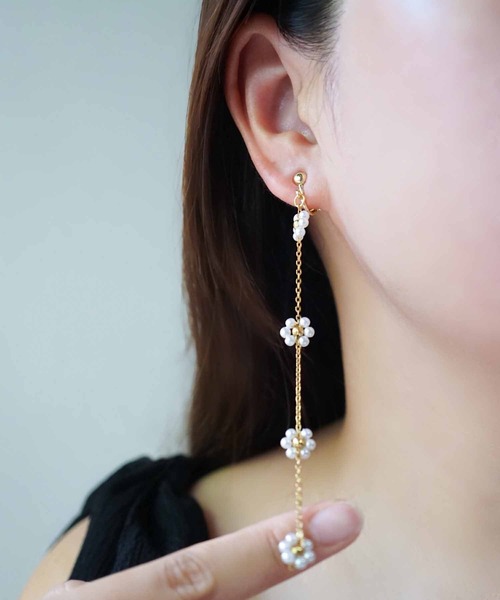 CERCA（チェルカ）の「saran jewelry/4つのお花 スーパーロング チェーン イヤリング（イヤリング・レディース・ホワイト×シルバー/ホワイト×ゴールド・FREE）」の8枚目の写真
