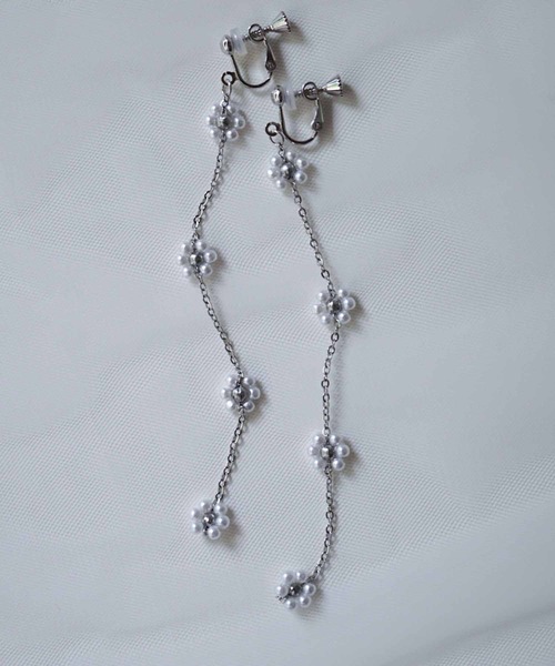 CERCA（チェルカ）の「saran jewelry/4つのお花 スーパーロング チェーン イヤリング（イヤリング・レディース・ホワイト×シルバー/ホワイト×ゴールド・FREE）」の9枚目の写真