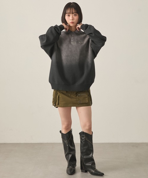 Snap club（スナップクラブ）の「【Snap club】ヴィンテージスプレー加工 メタルプレートグラデーションスウェットポロシャツ（スウェット・レディース・ブラック/レッド/ネイビー・M/L）」の4枚目の写真