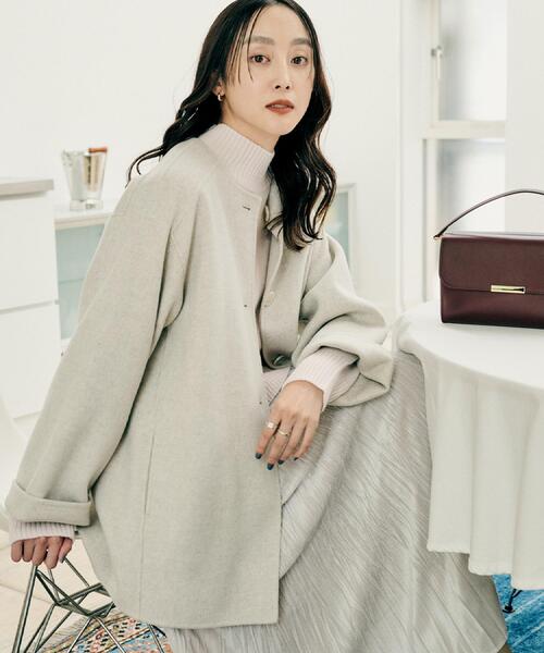 UNTITLED（アンタイトル）の「【ミディ丈/軽やか】セミラグランリバー コート（ノーカラーコート・レディース・ナチュラル/グレー/ブラウン系その他/サックスブルー/チャコールグレー・04/03/00/01/02/44/48）」の4枚目の写真